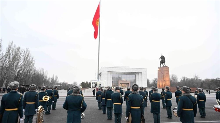 На главной площади Бишкека подняли новый флаг