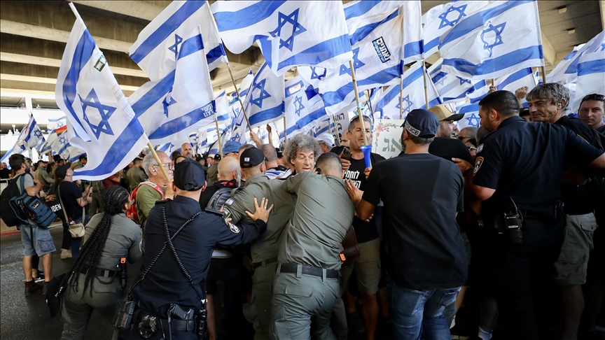 الشرطة الإسرائيلية تفرق بالقوة متظاهرين أغلقوا مدخل الكنيست