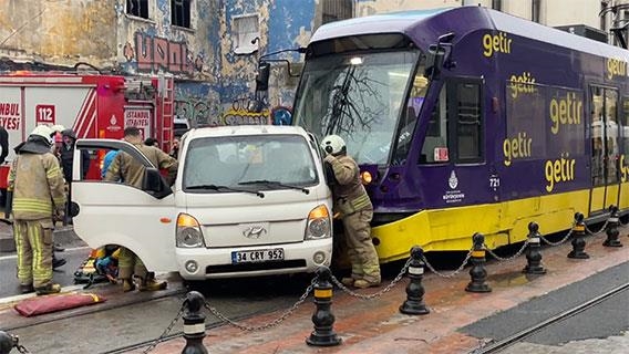 Beyoğlu'nda tramvayın çarptığı kamyonetin sürücüsü yaralandı