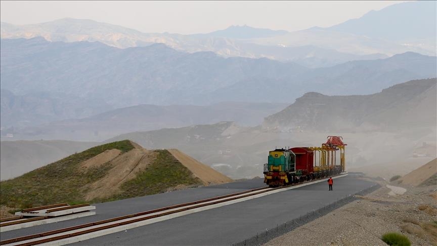 استمرار أعمال شق طرق وسكة حديد لممر زنغزور الأذربيجاني