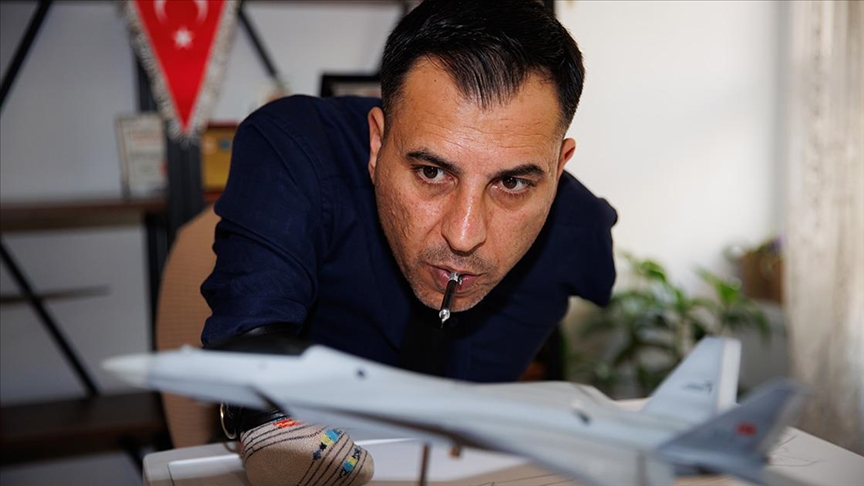 Ağzıyla tuttuğu kalemle Milli Muharip Uçak KAAN'ı modelledi