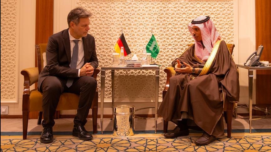 نائب المستشار الألماني يبحث في السعودية جهود السلام بالشرق الأوسط