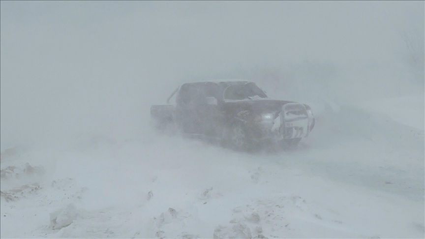 Marmara Adası'nda kar fırtınasında mahsur kalan araçlar kurtarıldı