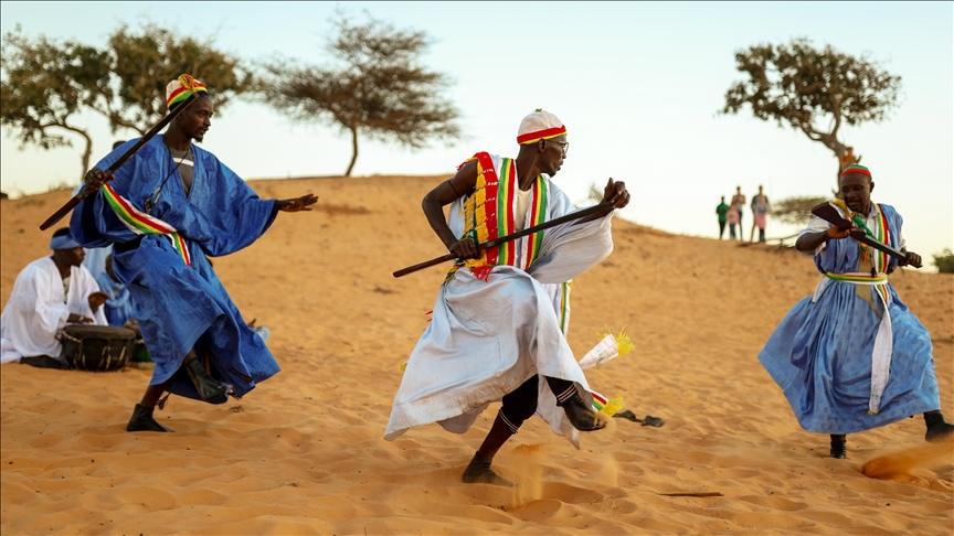 Sénégal : Danse traditionnelle mauritanienne au milieu du désert de Lompoul