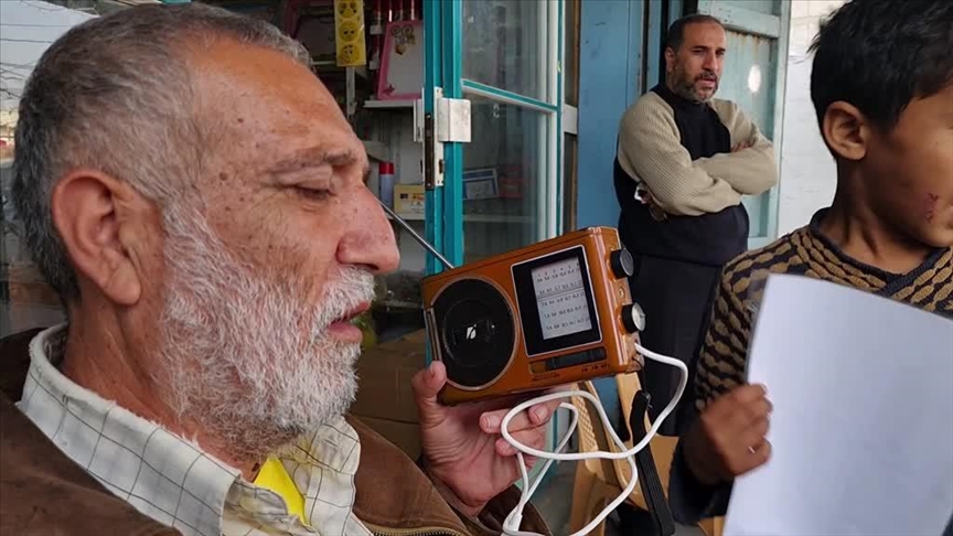الراديو.. نافذة سكان غزة على الأحداث