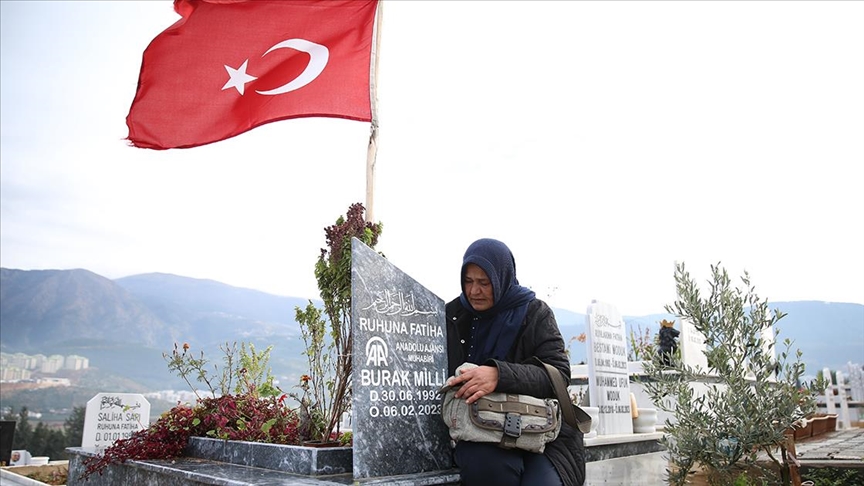 Depremde hayatını kaybeden AA muhabiri Burak Milli, mezarı başında anıldı