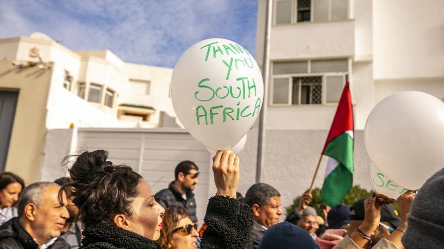 عشرات التونسيين يتجمهرون أمام سفارة جنوب إفريقيا دعما لها