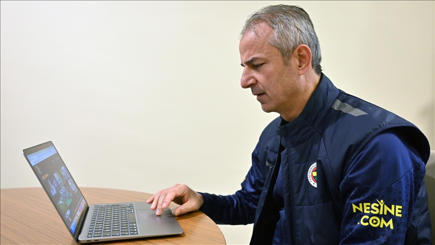 Fenerbahçe Teknik Direktörü Kartal'ın "Yılın Kareleri" oylamasındaki tercihi "Sahada isyan"