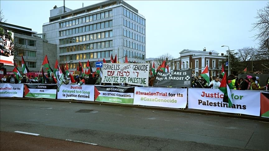 لاهاي.. متظاهرون يتابعون محاكمة إسرائيل يطالبون بوقف “الإبادة”