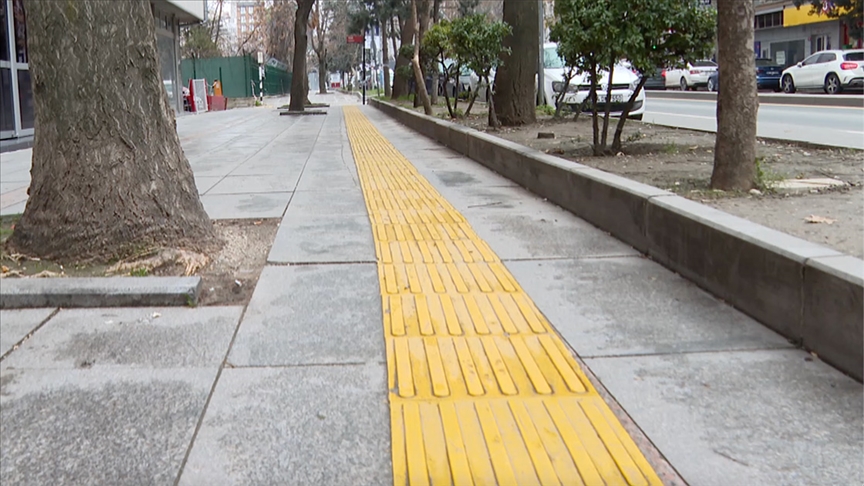 Görme engellilerden "sarı şeritlere skuter ve araç park etmeyin" çağrısı