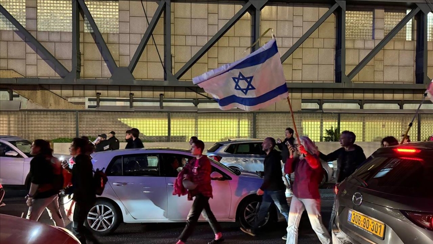 متظاهرون إسرائيليون يغلقون شارعا في تل أبيب احتجاجا ضد الحكومة