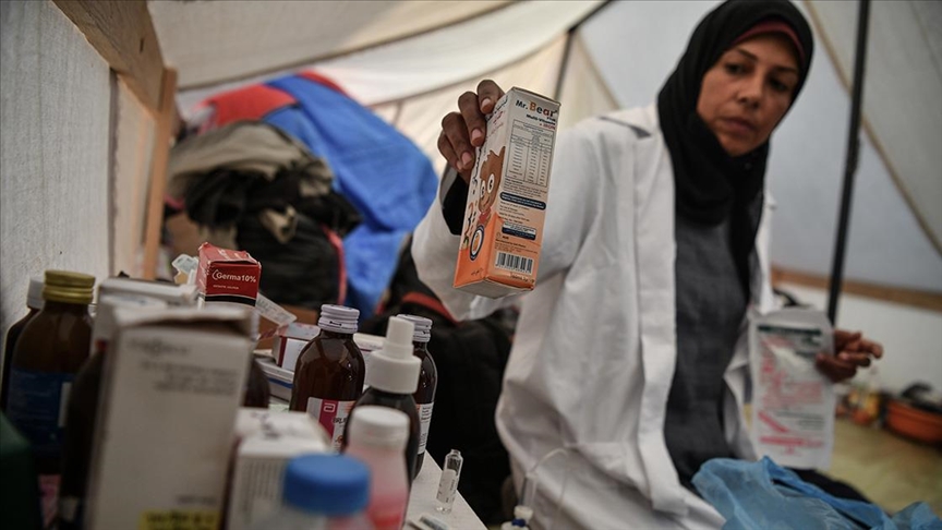 Gazzeli kadın doktor, İsrail'in yerinden ettiği Filistinlileri kurduğu "klinik çadır"da tedavi ediyor
