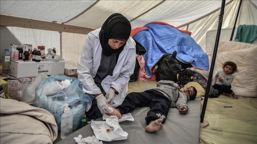 "خيمة علاجية".. طبيبة تتبرع بمداواة جراح نازحي غزة (قصة إنسانية)