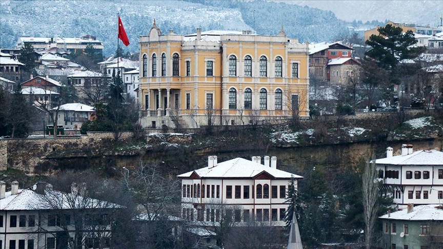 Safranbolu'nun tarihi yapıları karla kaplandı