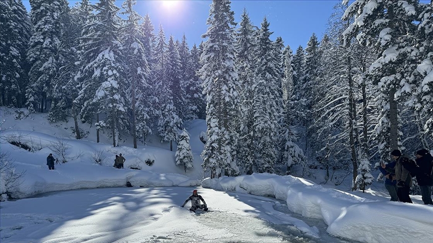 Rize'de 1700 rakımdaki buzlu gölde yüzdüler