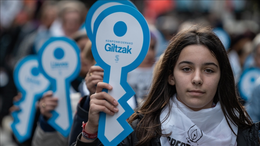 Tens of thousands fill streets of Bilbao, protesting for rights of ETA prisoners in Spain