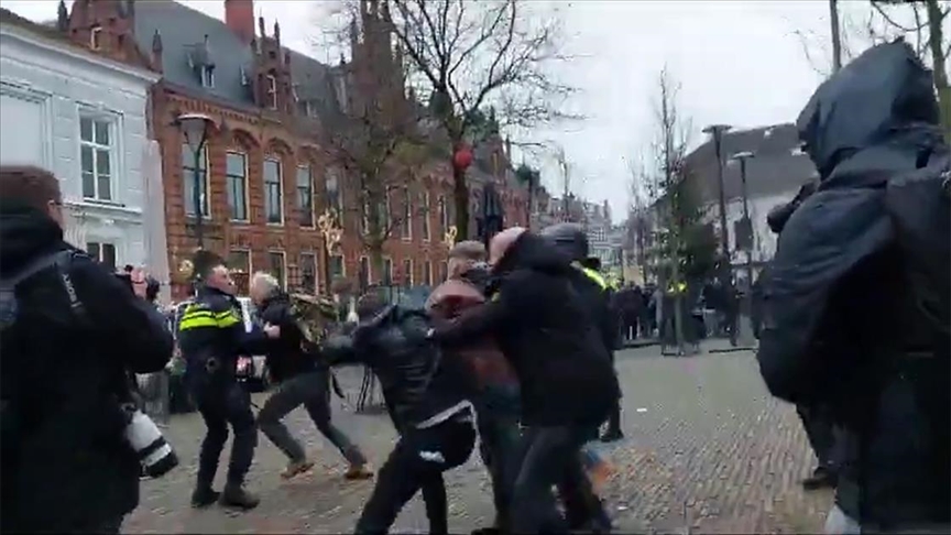 Hollanda'da Kur'an-ı Kerim'e saldırı eylemine müdahale eden grup ile polis arasında arbede 