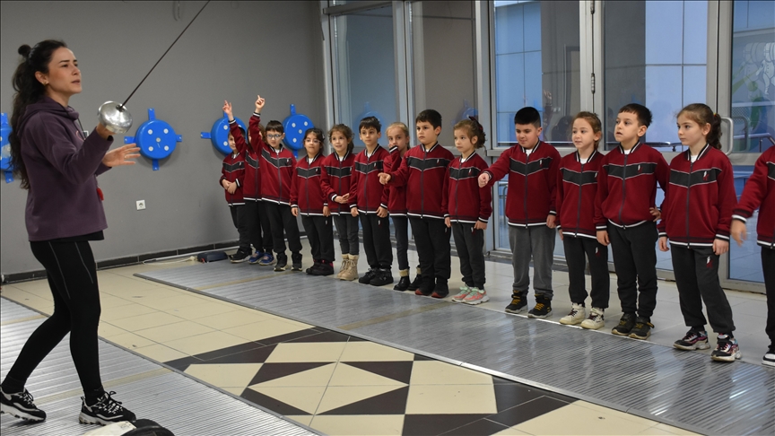 İlkokul öğrencileri beden eğitimi dersini antrenörler eşliğinde yapıyor