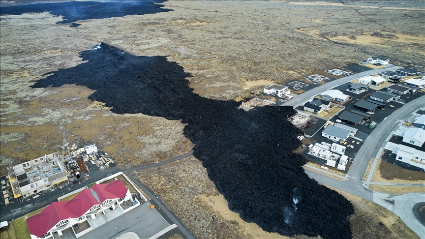 İzlanda'da patlayan yanardağın lavları yerleşim yerlerine ulaştı