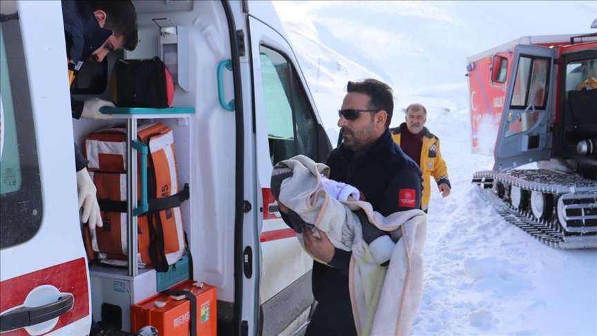 ڕزگارکردنی چوار خوشک و برای نەخۆش لە گوندێکی ئاگری کە بەهۆی بەفرەوە ڕێگایان لێداخرابوو