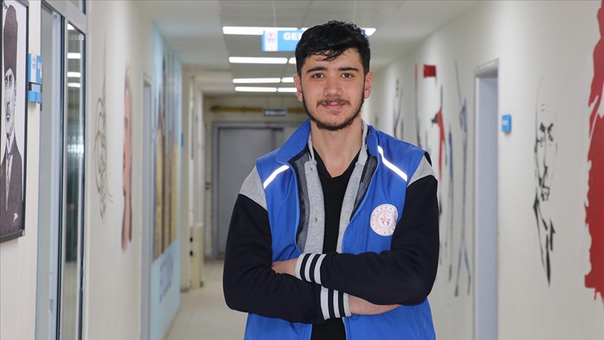 Üniversiteli genç ortaokulda hayatına dokunan gönüllülerin izinden gidiyor
