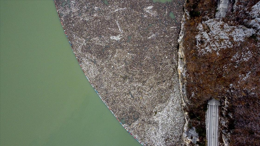 Bosna Hersek'teki Drina Nehri, yüzeyindeki çöp ve plastik atıklarla "ekolojik felaket sinyali" veriyor