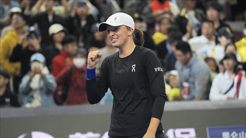 Tennis top seed Iga Swiatek beats former women's champion Sofia Kenin at Australian Open