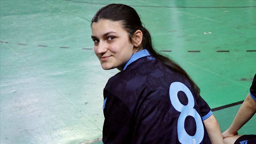 Futbolcu Selin, beynindeki damar yumağından kurtulup sahalara döndü