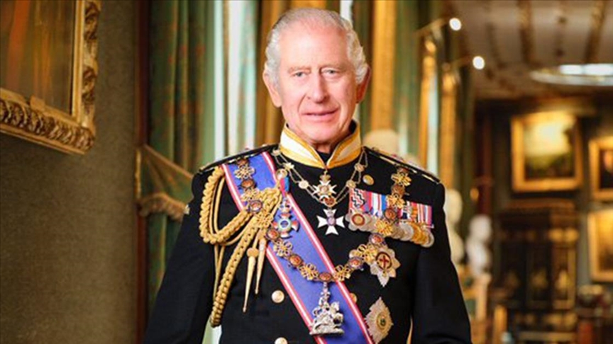 İngiltere Kralı Charles'ın kamu kurumlarına asılacak portresi tanıtıldı