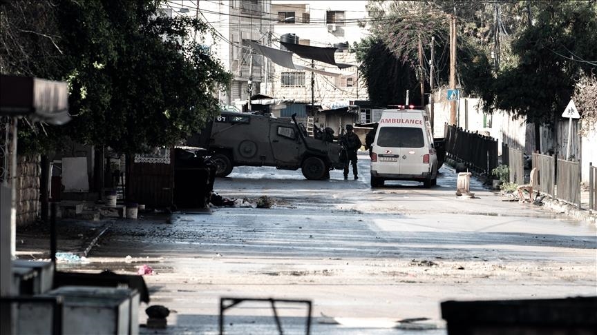 الهلال الأحمر يعلن إصابة اثنين من مسعفيه في قصف إسرائيلي بالضفة