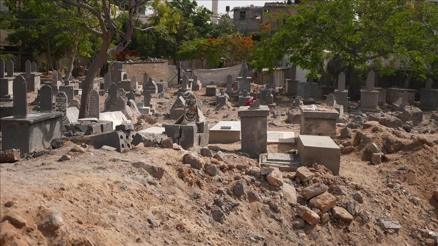 card IOF army destroys and bulldozes a cemetery in Khan Younis, exhumes bodies