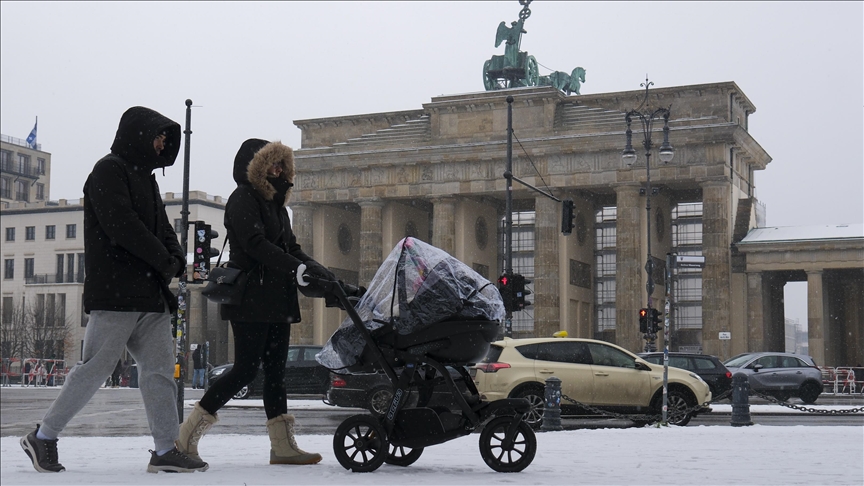 Hundreds of flights canceled as snow sweeps across Germany