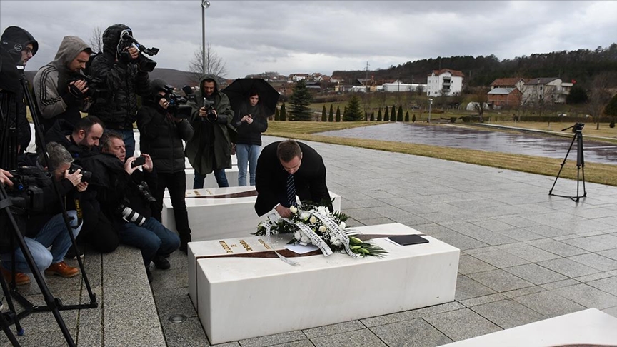 Kosovo: Advokat Čedomir Stojković položio cveće na grob Blerine Jashari u Prekazu