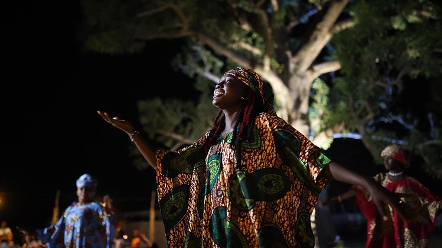 Традиционные шоу в лесу баобабов в Сенегале предлагают туристам красочные фрагменты культуры страны
