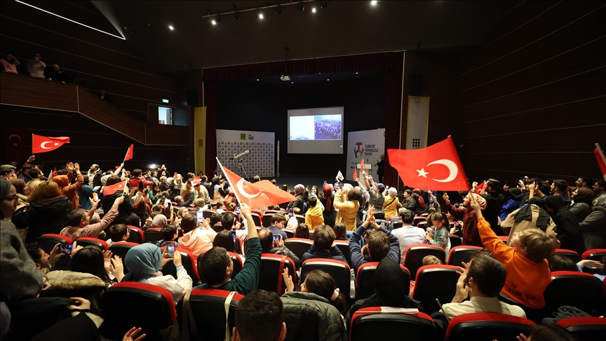 Türkiye'nin ilk uzay yolculuğunu vatandaşlar planetaryumlarda ve bilim merkezlerinde coşkuyla izledi