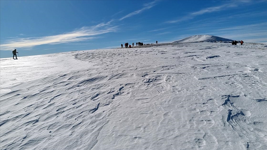 Karla kaplı Allahuekber Dağı, kış tırmanışı için dağcıları ağırlıyor