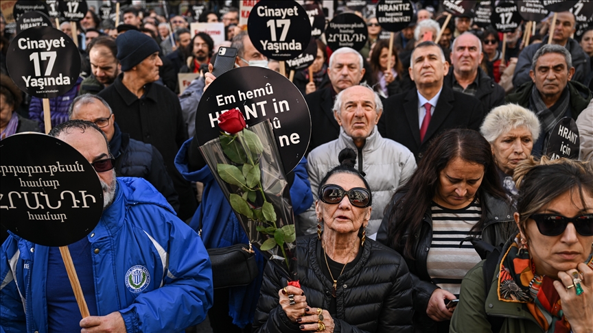 Gazeteci Hrant Dink'e, cinayetin 17. yılında Agos gazetesi önünde anma