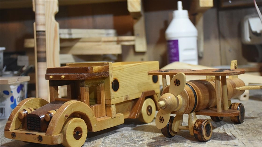 Artvin'de emekli öğretmen ahşap oyuncak üretiyor