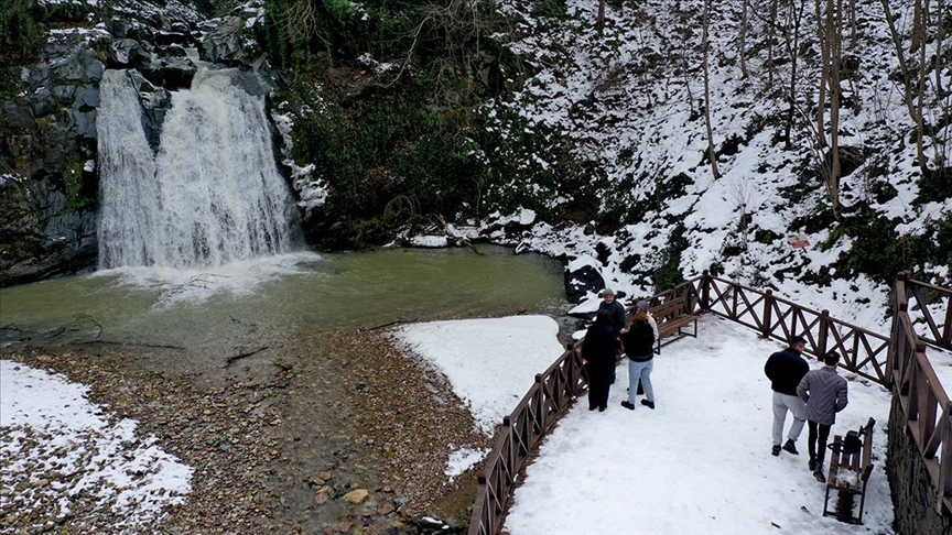 Trabzon'daki Canikdere Şelalesi kışın yerli turistlerin vazgeçilmezi oldu