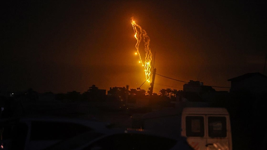 İsrail, Gazze Şeridi'nin çeşitli bölgelerini gece boyunca bombaladı