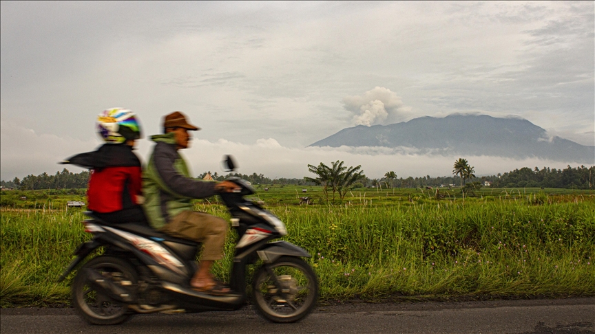 Éruption du volcan Merapi : des nuages de cendres recouvrent des villes de l'île de Java