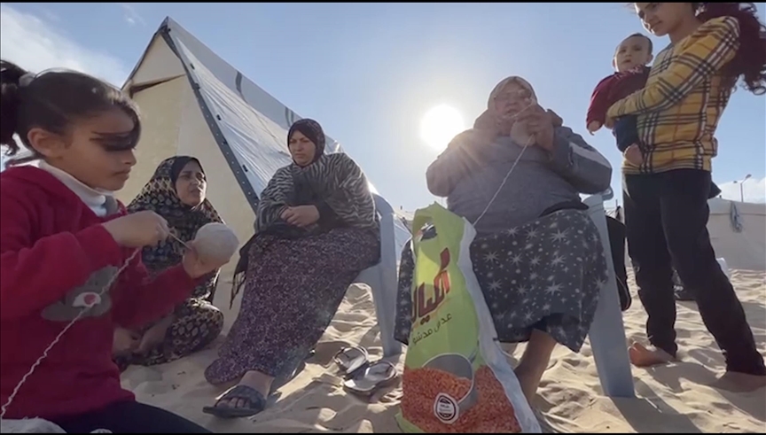 Gazan grandma knits worn-out wool to warm up grandchildren
