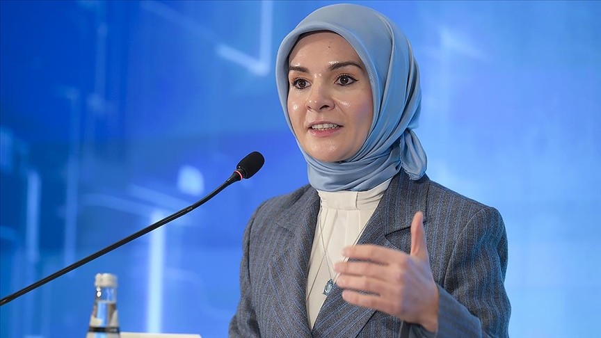 Bakan Göktaş, teknolojiyle ilgilenen kadınlara yapay zekayla hazırlanan metinden seslendi