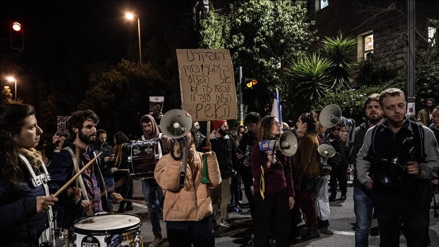 Familias de rehenes en Gaza irrumpen en sesión de la Knéset para exigir acuerdo de liberación