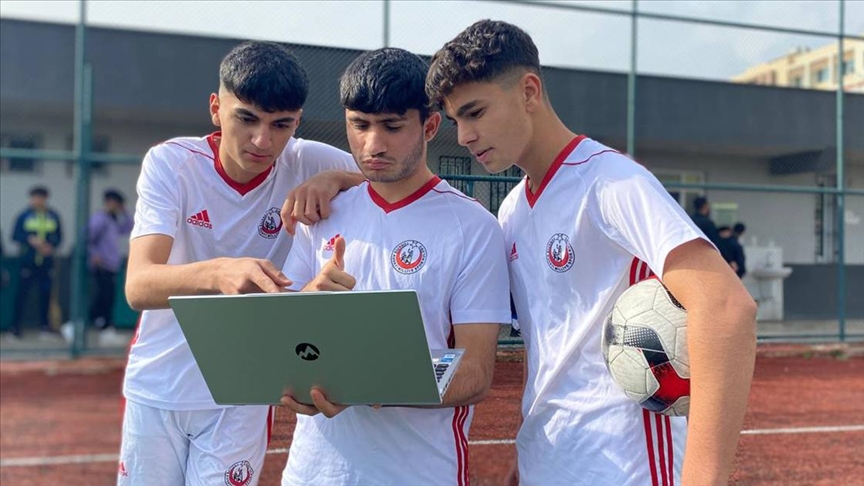 Mersin'de genç futbolcular, AA'nın "Yılın Kareleri" oylamasına katıldı