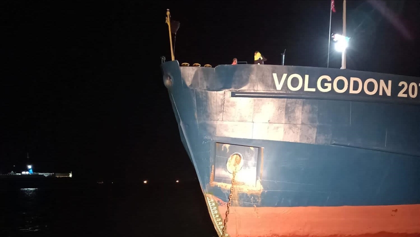 İstanbul'da Ahırkapı'ya demirleyen kargo gemisi konteyner gemisine çarptı