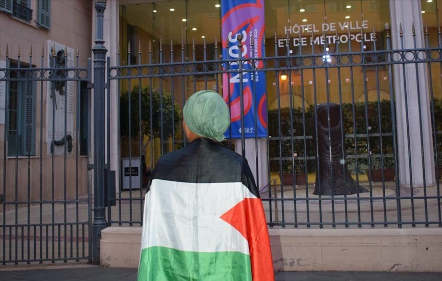 Drapeau israélien accroché sur la façade de la mairie de Nice : l'association "De Nice à Gaza" saisit la justice