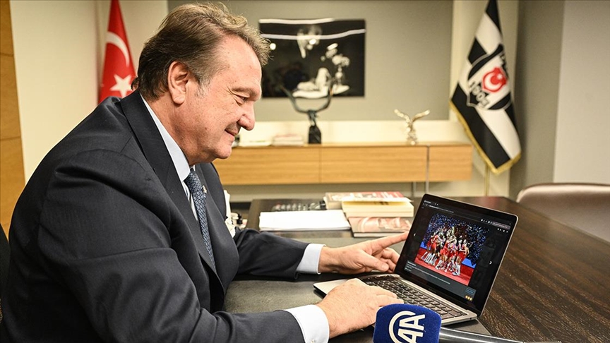 Beşiktaş Kulübü Başkanı Hasan Arat, oyunu "Dünyanın sultanları" fotoğrafı için kullandı