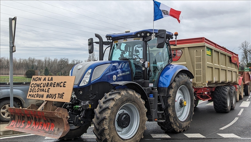 Agricultural trade unions in central France to block Paris area: Farmers group