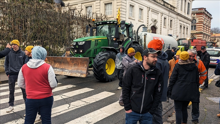 France / Agriculteurs : La FNSEA exige un allègement des contraintes environnementales et des aides "immédiates"  